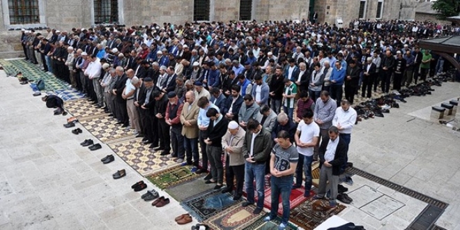 Ulu Cami cuma namazında vatandaşların akınına uğradı