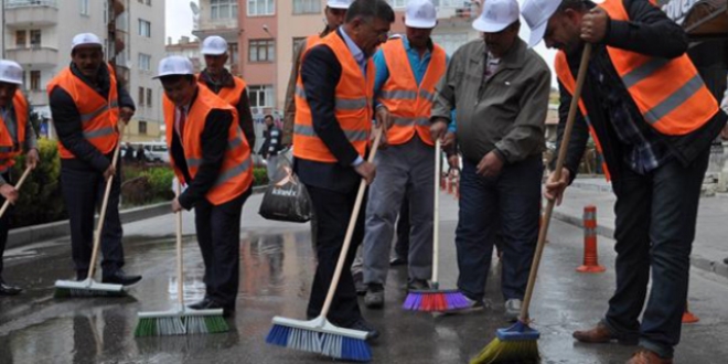 Belediye Başkanı, cadde ve sokakları yıkadı
