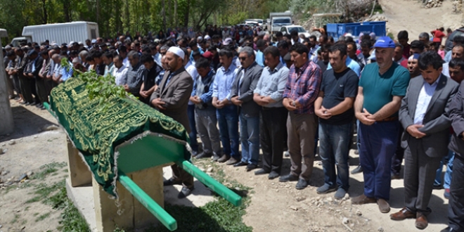 Karaman'da boynuna salıncak ipi dolanan çocuk öldü