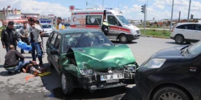 Ambulansa yol verme kazası: 4 yaralı