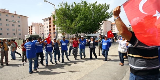 Trk Harb- yelerinden ncirlik'te alk grevi