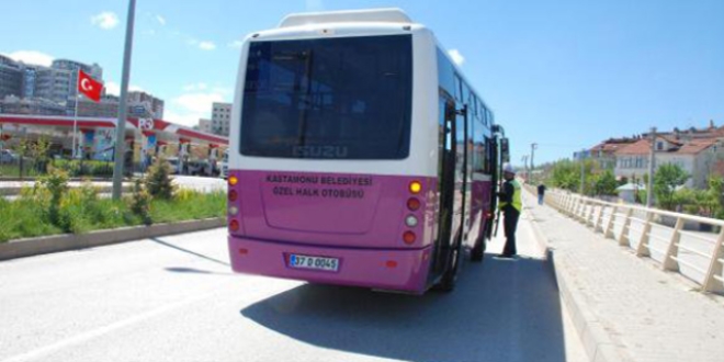 Bisikletle otobüse çarpan 2 üniversite öğrencisi yaralandı