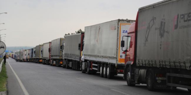 Kapıkule'de 13 kilometrelik tır kuyruğu