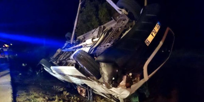Minibüs takla attı: 1 ölü, 18 yaralı