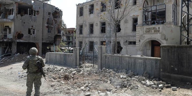 Teröristlerin tahribatı Darusselam Camisi'nin duvarlarında