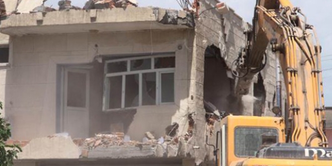 İdil'de hasar gören 600 evin yıkımına başlandı