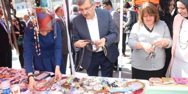Okul yaptırmak için kermes açtılar