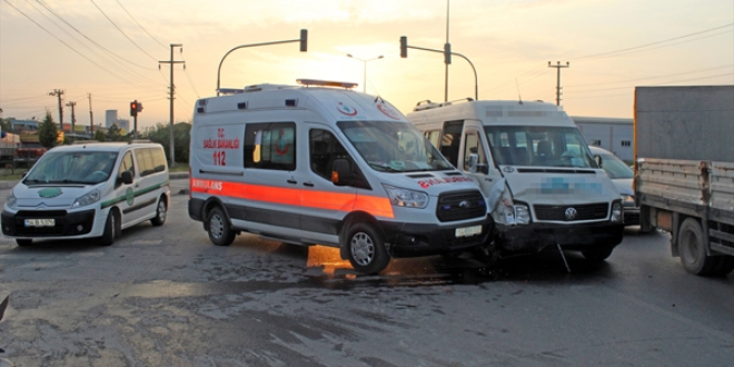 Ambulansla öğrenci servisi çarpıştı: 5 yaralı