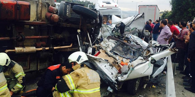 İzmir'de zincirleme trafik kazası: 3 yaralı