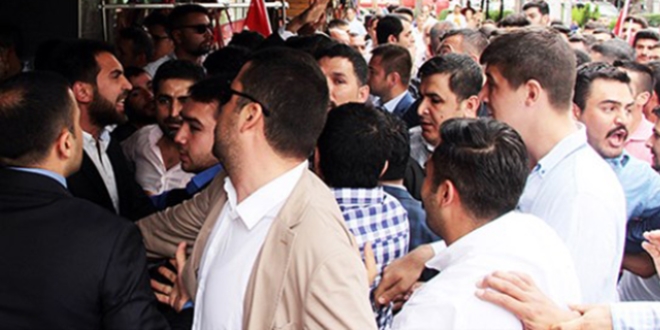 Adana'da MHP'lilerin basın açıklamasında arbede