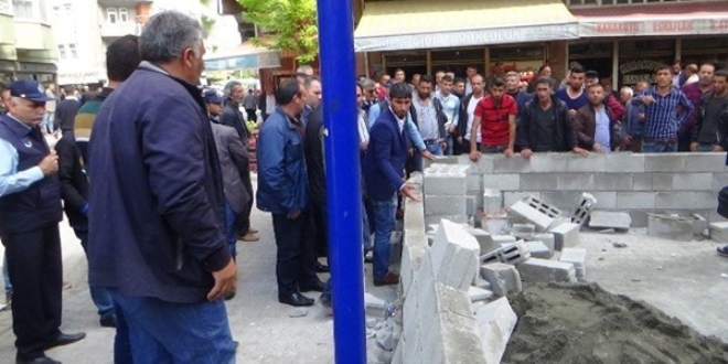 Belediyeyi protesto için yol ortasına örülen duvar yıkıldı