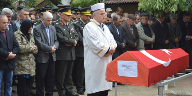 Fenalaşıp yaşamını yitiren asker, toprağa verildi