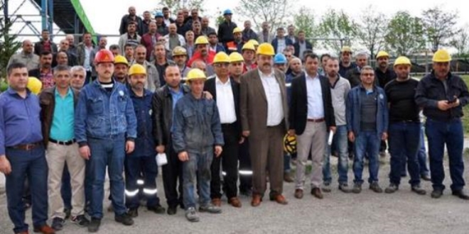 İşçiler iki saat fazla mesai ile eylem yapıyor