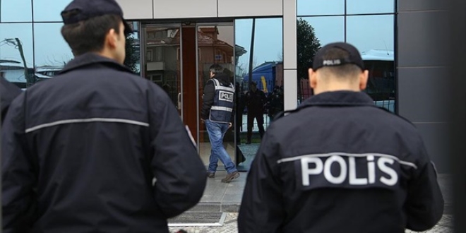 FETÖ şüphelisinin evinde 1 milyon 200 bin lira ele geçirildi