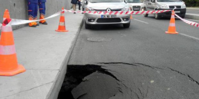 Sabah kabusu: Yol çöktü, trafik felç