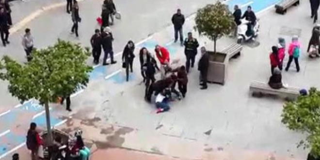 Bolu'da liseli kızlar caddede birbirine girdi