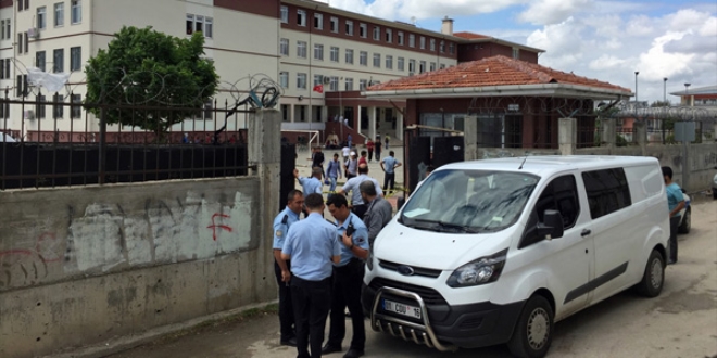 Öğrenci okulunun güvenlik görevlisini silahla yaraladı