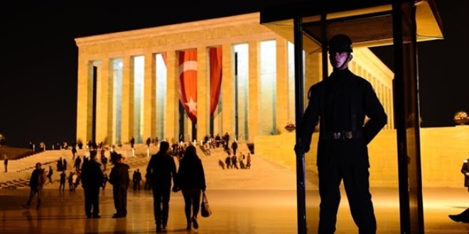 Atatürk'ün naaşı başında nöbet tutan asker, hayatını kaybetti