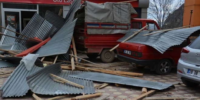 Kars'ta şiddetli rüzgar sebebiyle bazı binaların çatıları uçtu