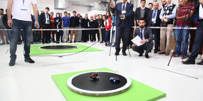 Lise ve üniversite öğrenciler robotları yarıştırdı
