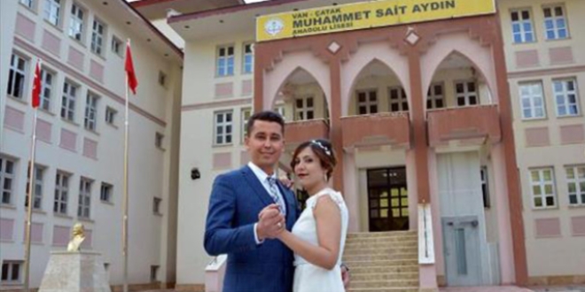 Öğretmenler okulda nikah kıydılar
