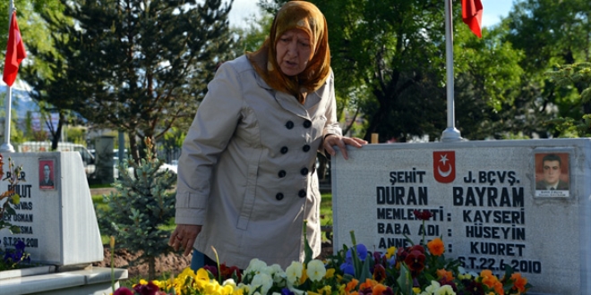 Anneler Günü'nü, şehit evlatlarının mezarı başında kutladılar