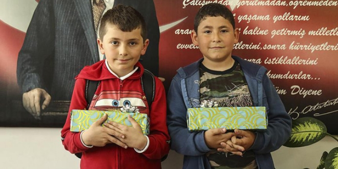 2 ilkokul öğrencisi, bulduğu parayı iade etti