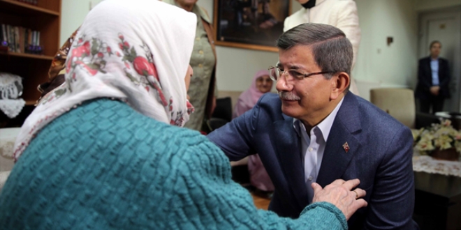 Davutoğlu'dan huzurevine Anneler Günü ziyareti