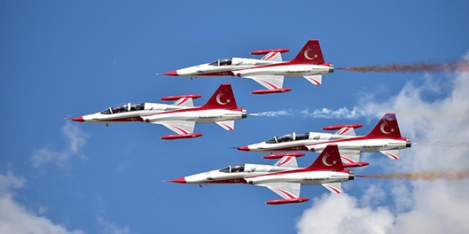 Türk Yıldızları 'anneler' için gösteri uçuşu yaptı