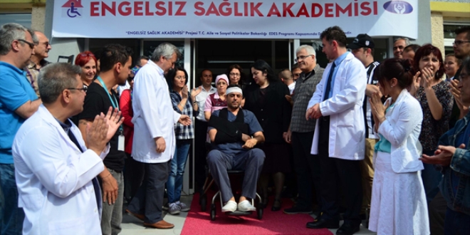 Bıçaklı saldırıya uğrayan doktor taburcu edildi