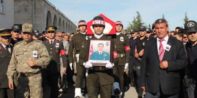 Kayalıklardan düşerek şehit olan Yüzbaşı, toprağa verdi