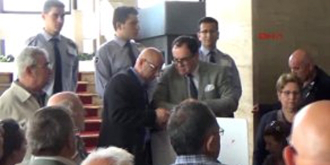 İzmir Büyükşehir Belediye meclisinde arbede çıktı