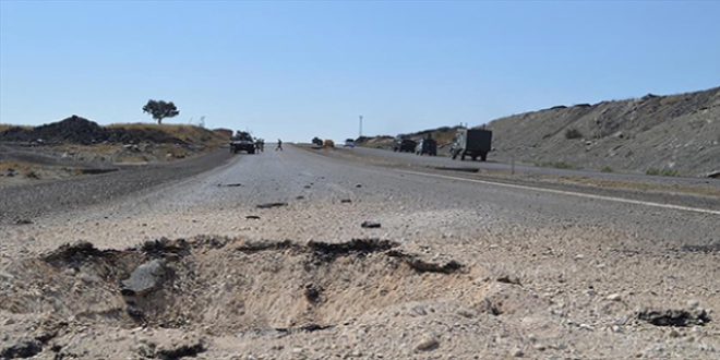 Tunceli'de karayoluna yerletirilen 200 kiloluk bomba imha edildi