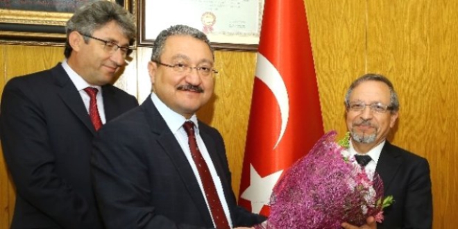 Üniversitenin tıp fakültesinde devir teslim töreni