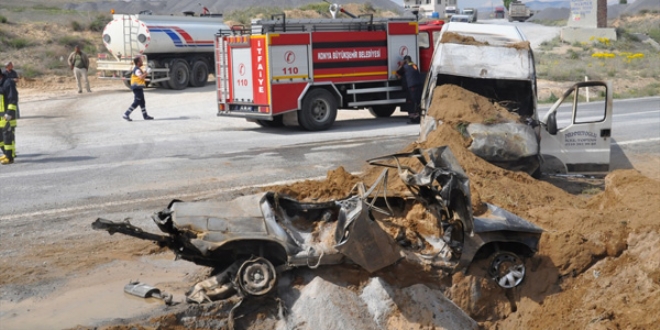 Konya'da çarpışan iki araç yandı: 2 ölü, 1 yaralı