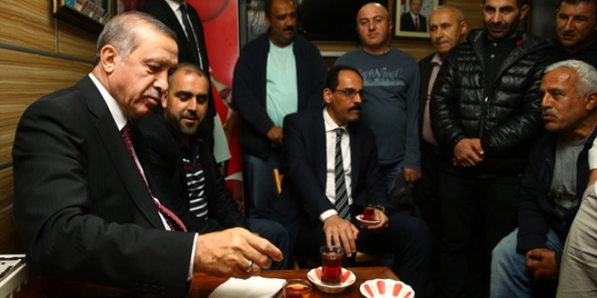 Cumhurbaşkanı Erdoğan, minibüs durağını ziyaret etti