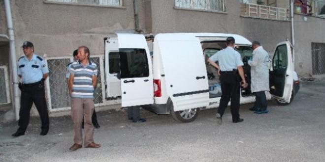 Emekli öğretmen evinde ölü bulundu