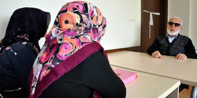 Görme engelli din görevlisi yarım asırdır hafız yetiştiriyor