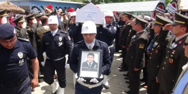İstanbul'da şehit olan polis memuru toprağa verildi