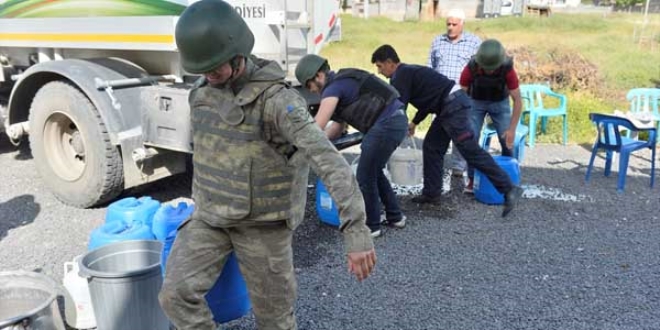 Teröristler susuz bıraktı, güvenlik güçleri yardıma koştu