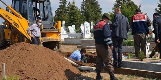 Cinayet şüphesi mezar açtırdı