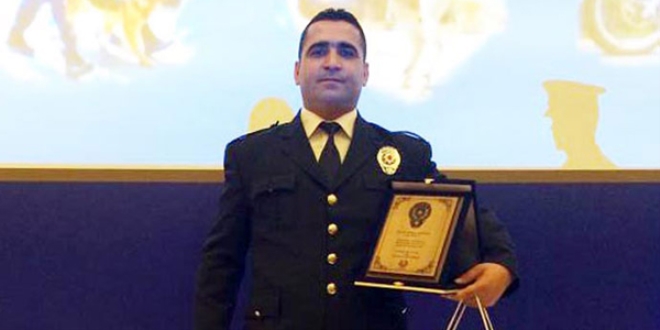 Polis memuru, postacıyı dolandırılmaktan kurtardı