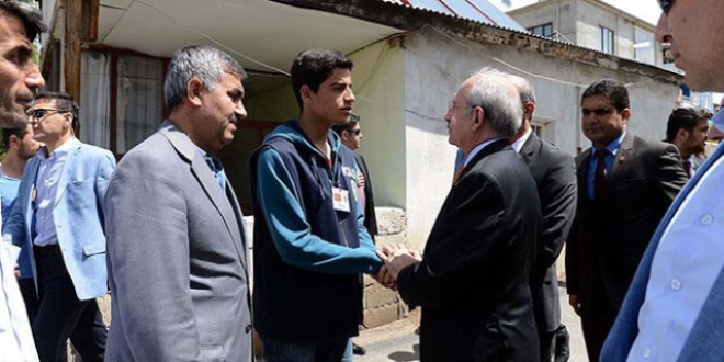 Kılıçdaroğlu Van'da şehit ailesini ziyaret etti