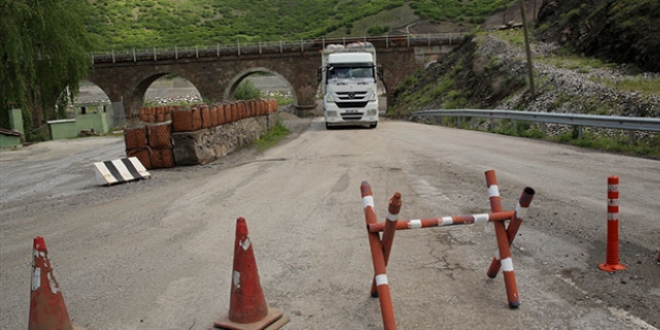Tır ve kamyonların Tunceli yönüne geçişlerine izin verilmiyor