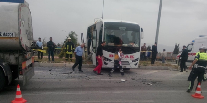 Burdur'da yolcu midibüsü ile tanker çarpıştı: 10 yaralı