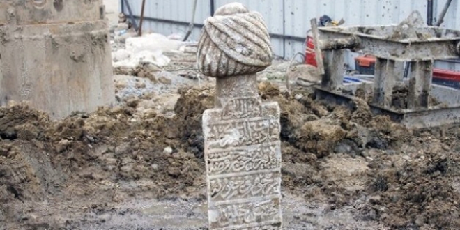 Tarihi camiden çıkan mezar taşı iki asır öncesine ışık tuttu