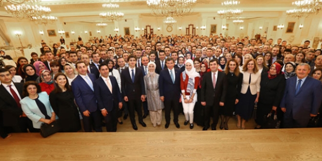Davutoğlu'ndan yakın çalışma ekibine veda yemeği