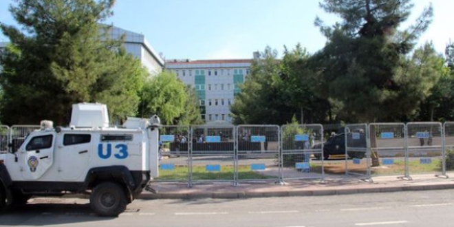 Adliyesi'nden, elleri kelepçeli olarak atlayan şüpheli öldü
