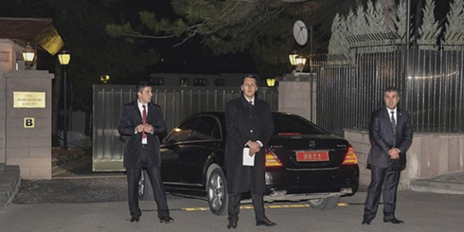 Davutoğlu'ndan Bakanlar Kurulu üyelerine yemek