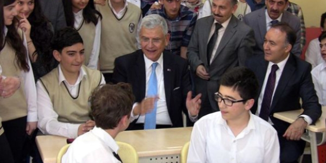 8'nci sınıf öğrencisi sordu bakan cevapladı